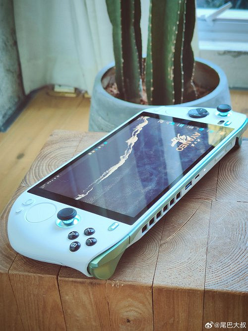 AYANEO新款PC掌機「KUN鯤」亮相：8.4英寸大螢幕超爽