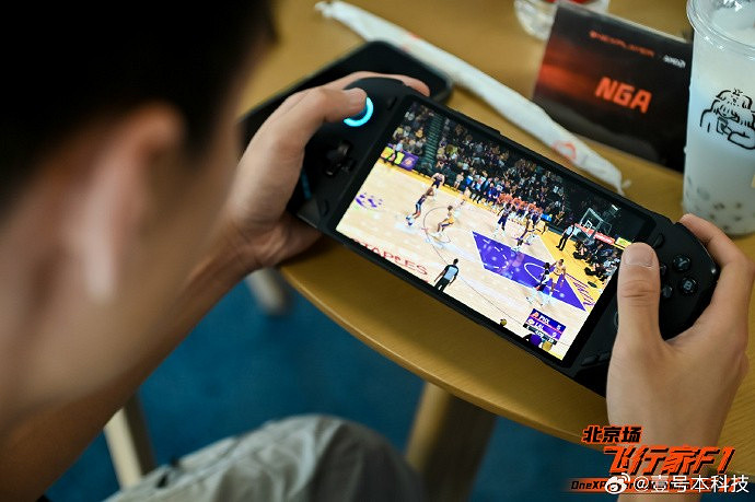 一號本飛行家F1掌機詳情公布：7840U+120Hz高刷屏！