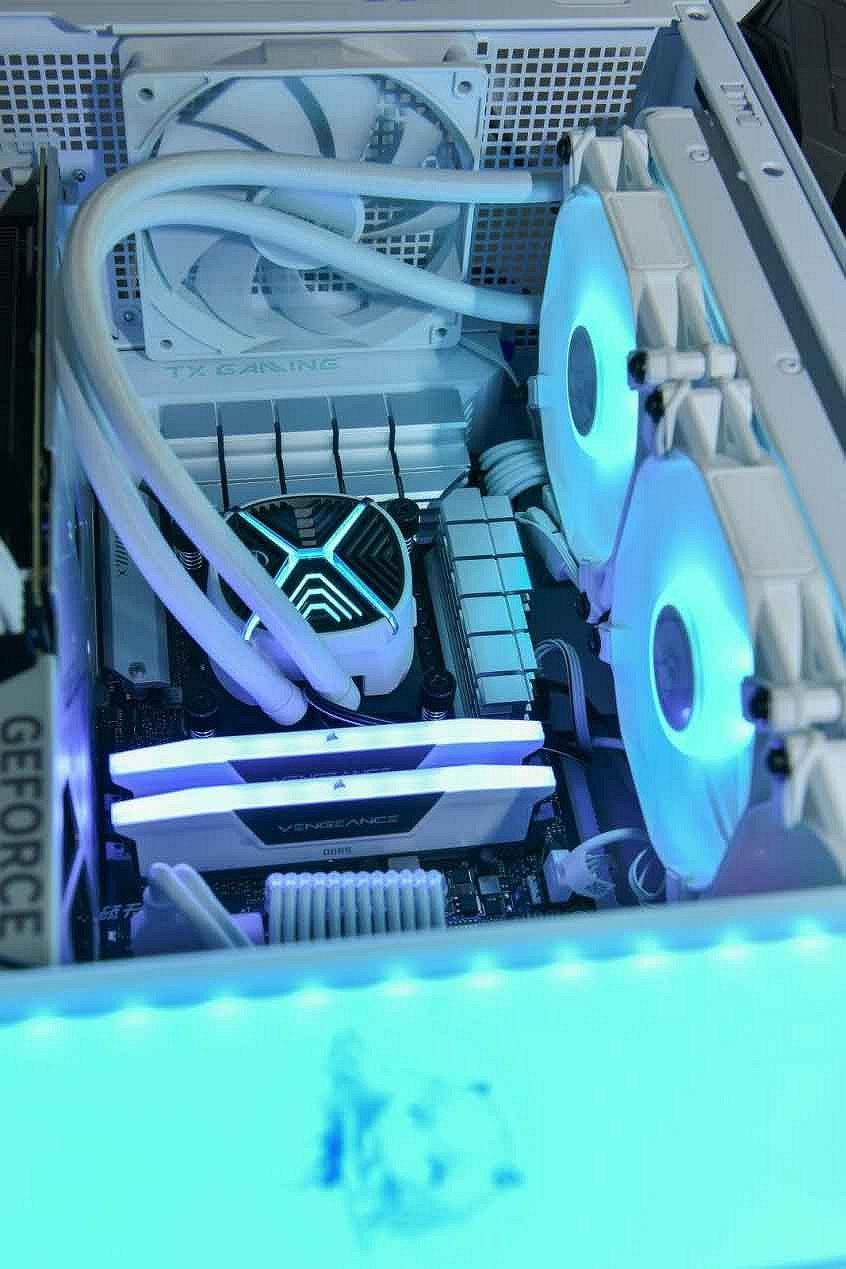 ROG x EVA聯名新品亮相BW 2023 神裝降臨,競化紀元 ROG x EVA聯名新品亮相BW 2023 神裝降臨,競化紀元