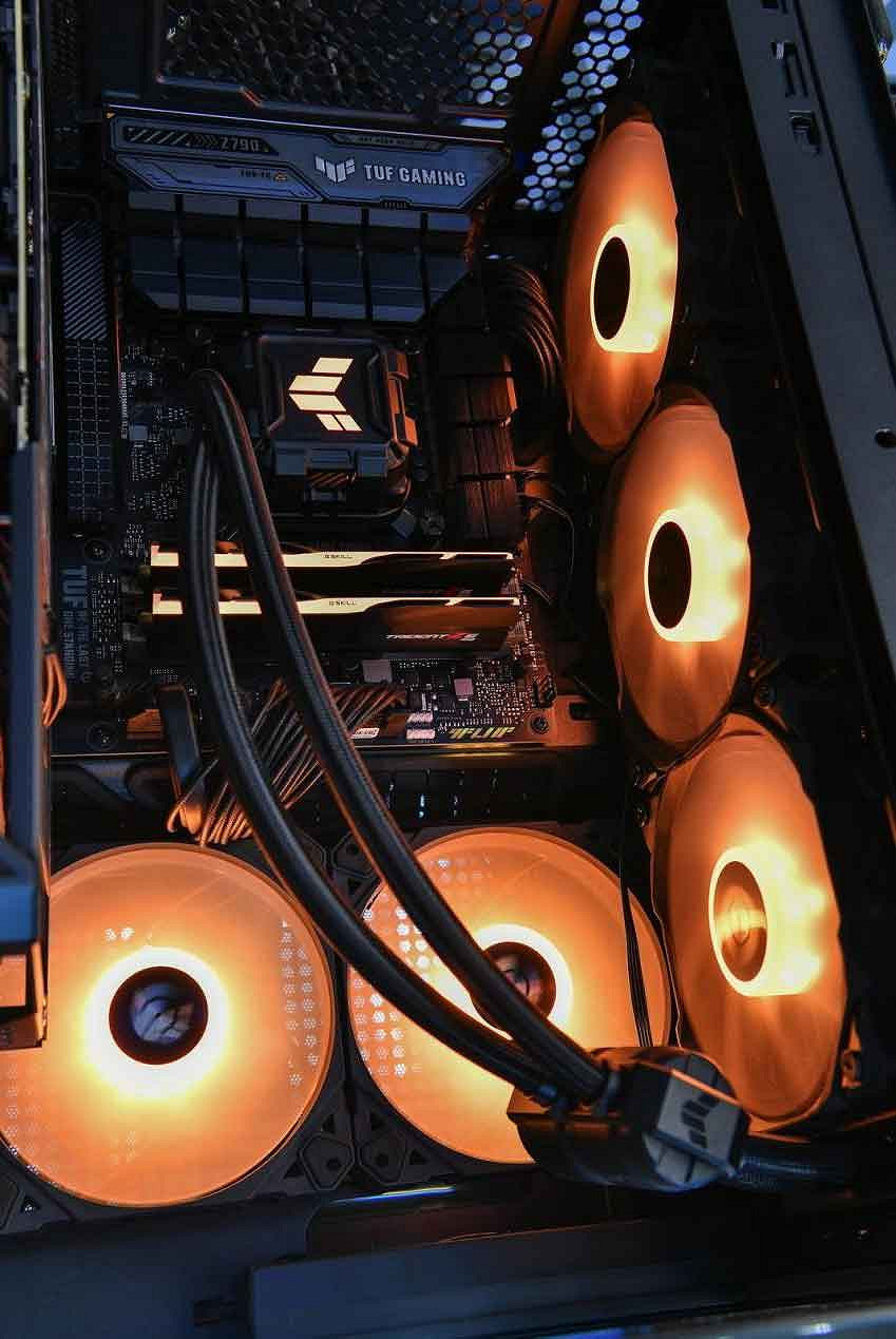 ROG x EVA聯名新品亮相BW 2023 神裝降臨,競化紀元 ROG x EVA聯名新品亮相BW 2023 神裝降臨,競化紀元