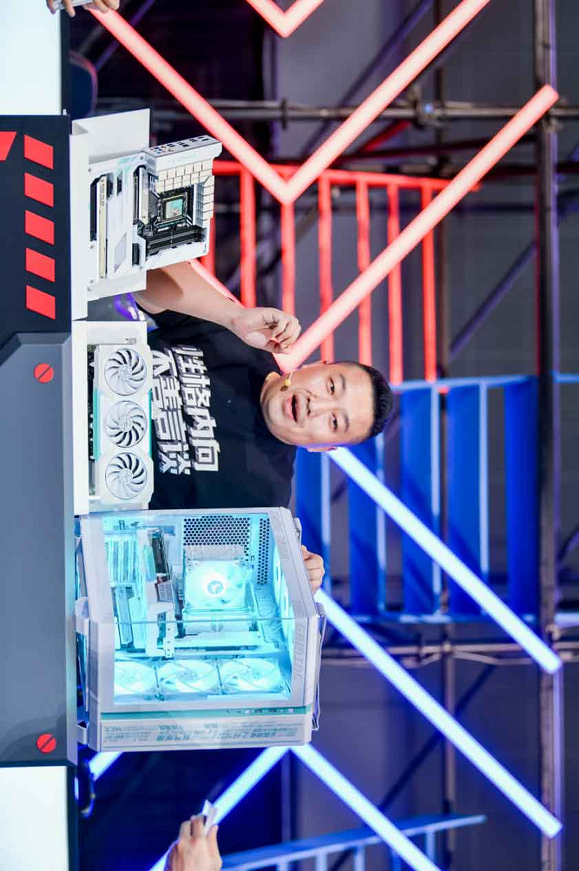 ROG x EVA聯名新品亮相BW 2023 神裝降臨,競化紀元 ROG x EVA聯名新品亮相BW 2023 神裝降臨,競化紀元