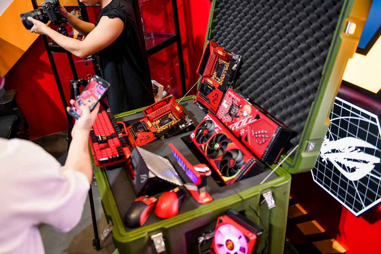 ROG x EVA聯名新品亮相BW 2023 神裝降臨,競化紀元 ROG x EVA聯名新品亮相BW 2023 神裝降臨,競化紀元