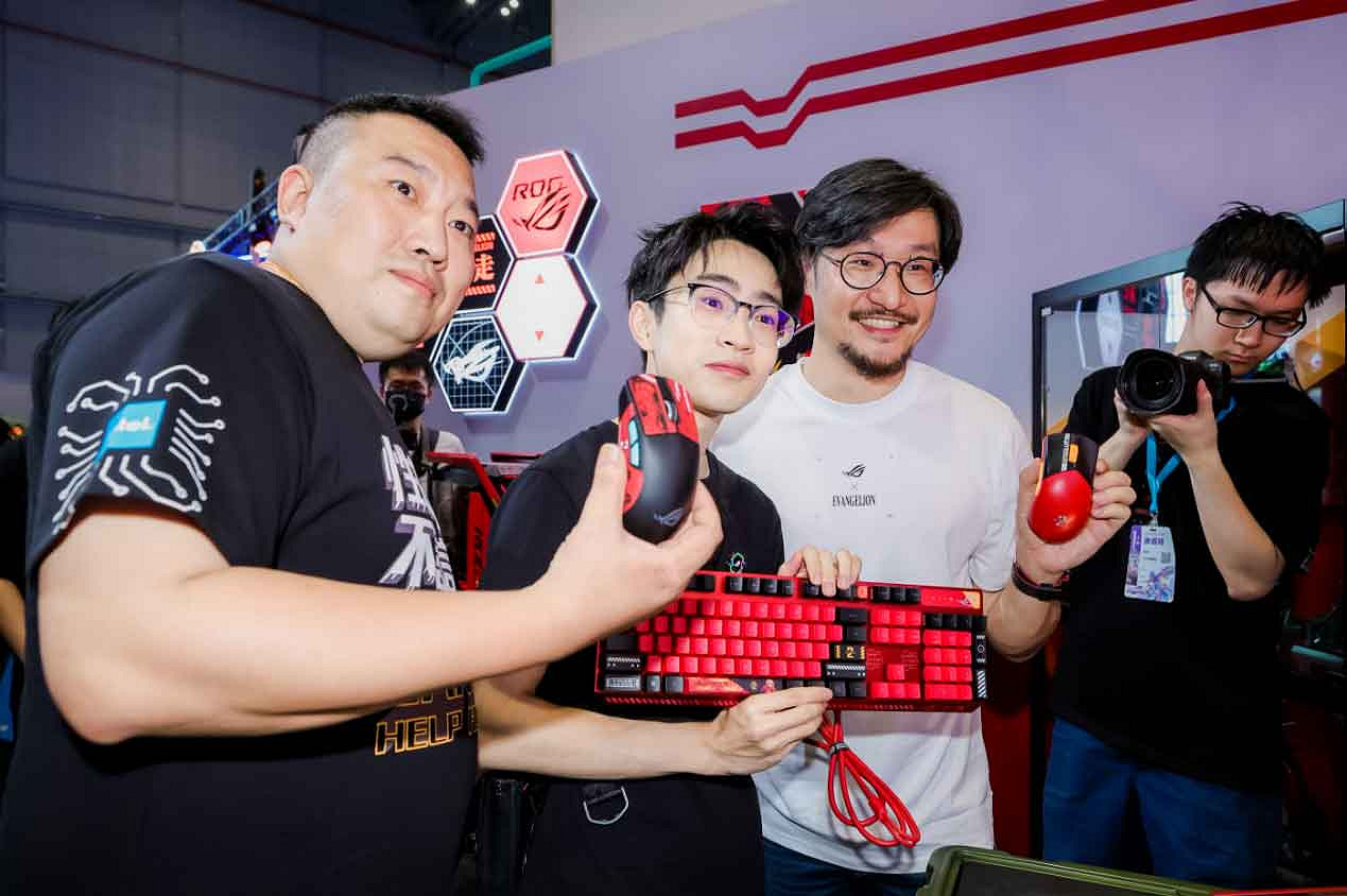 ROG x EVA聯名新品亮相BW 2023 神裝降臨,競化紀元 ROG x EVA聯名新品亮相BW 2023 神裝降臨,競化紀元