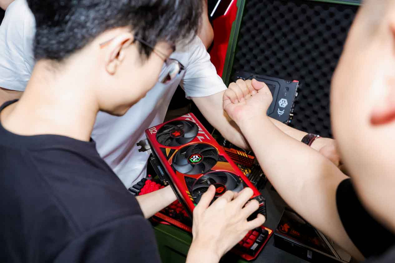 ROG x EVA聯名新品亮相BW 2023 神裝降臨,競化紀元 ROG x EVA聯名新品亮相BW 2023 神裝降臨,競化紀元