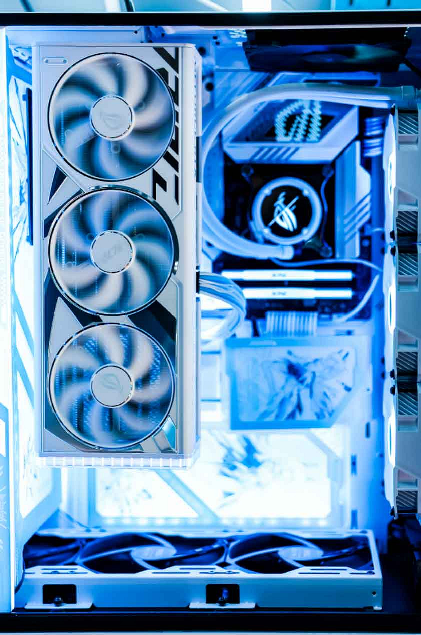 ROG x EVA聯名新品亮相BW 2023 神裝降臨,競化紀元 ROG x EVA聯名新品亮相BW 2023 神裝降臨,競化紀元