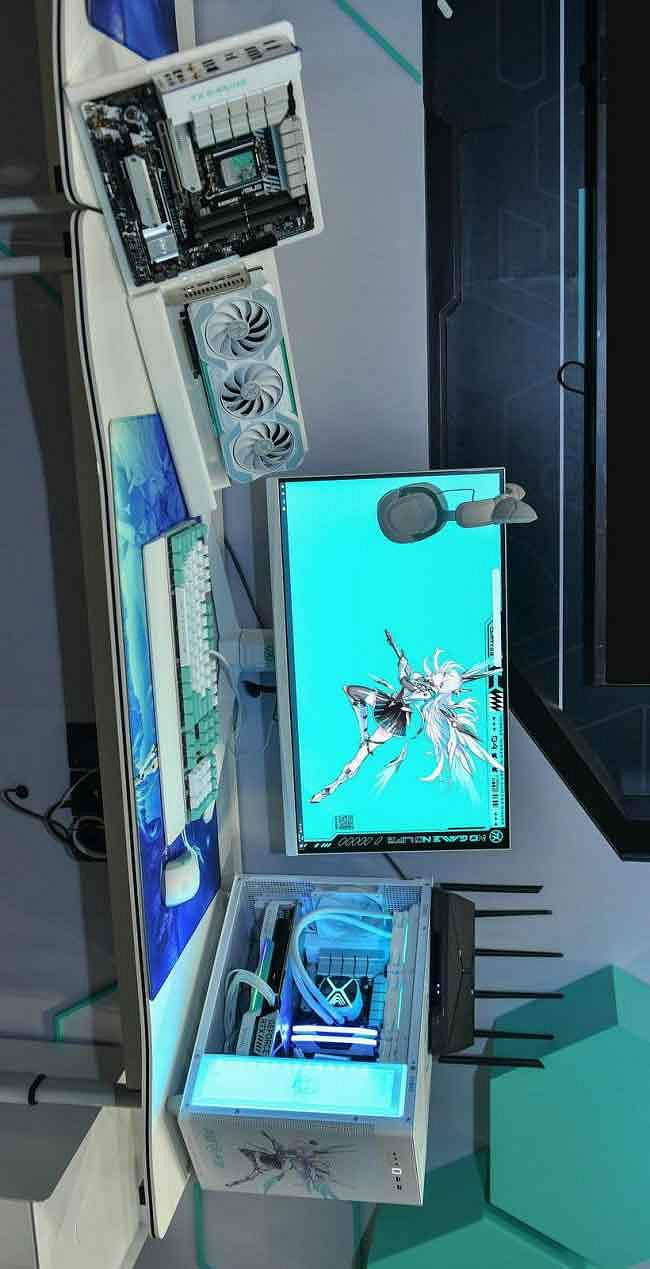 ROG x EVA聯名新品亮相BW 2023 神裝降臨,競化紀元 ROG x EVA聯名新品亮相BW 2023 神裝降臨,競化紀元