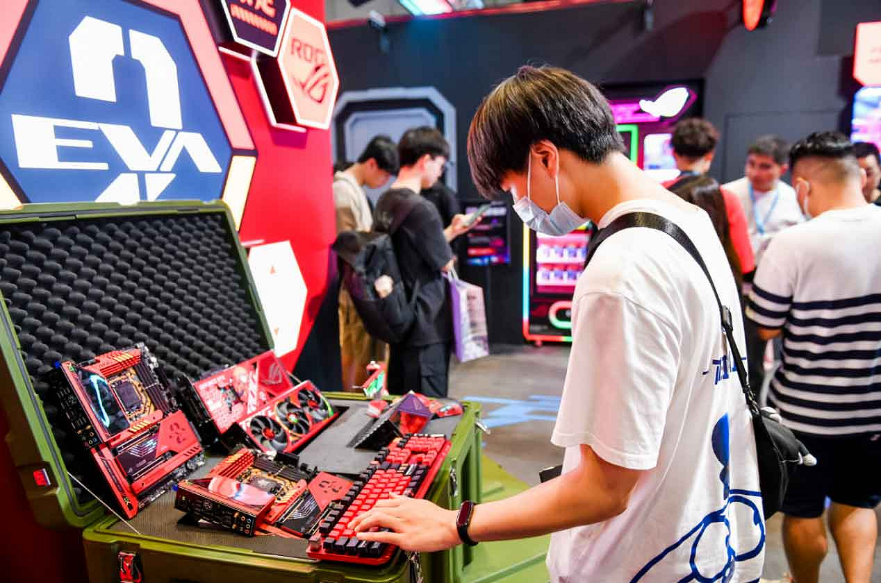 ROG x EVA聯名新品亮相BW 2023 神裝降臨,競化紀元 ROG x EVA聯名新品亮相BW 2023 神裝降臨,競化紀元