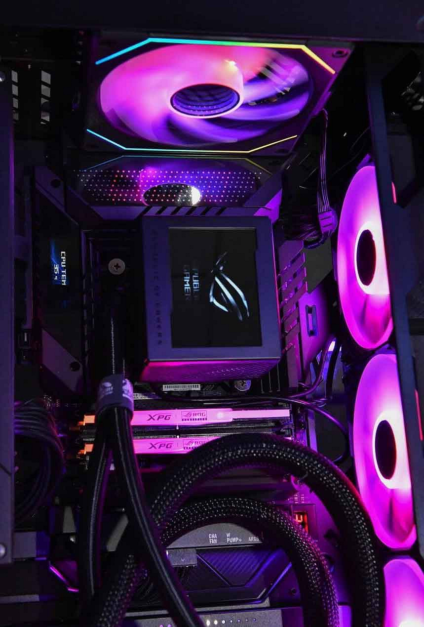 ROG x EVA聯名新品亮相BW 2023 神裝降臨,競化紀元 ROG x EVA聯名新品亮相BW 2023 神裝降臨,競化紀元