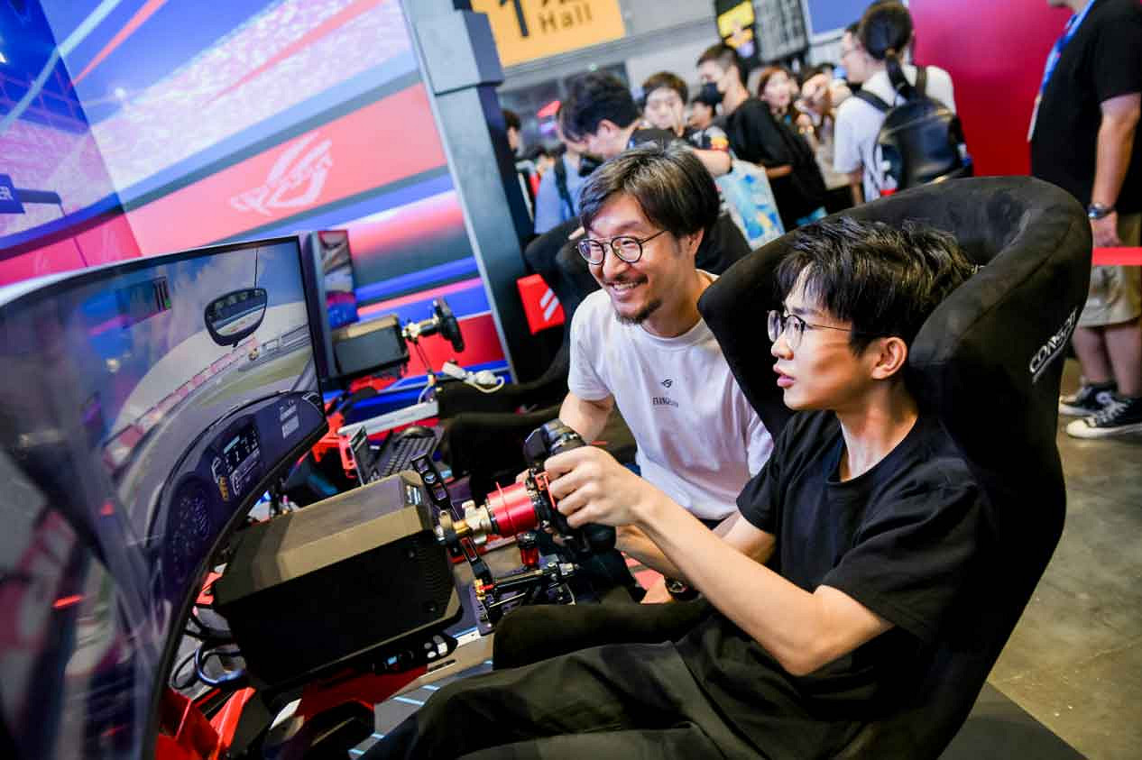 ROG x EVA聯名新品亮相BW 2023 神裝降臨,競化紀元 ROG x EVA聯名新品亮相BW 2023 神裝降臨,競化紀元