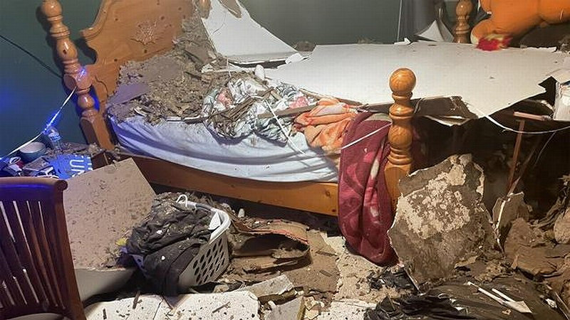 國外主播直播玩《CS:GO》 家裡天花板突然塌了 國外主播直播玩《CS:GO》 家裡天花板突然塌了