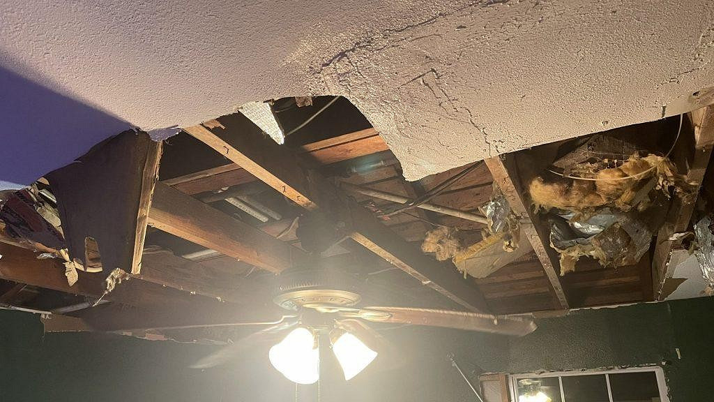 國外主播直播玩《CS:GO》 家裡天花板突然塌了 國外主播直播玩《CS:GO》 家裡天花板突然塌了