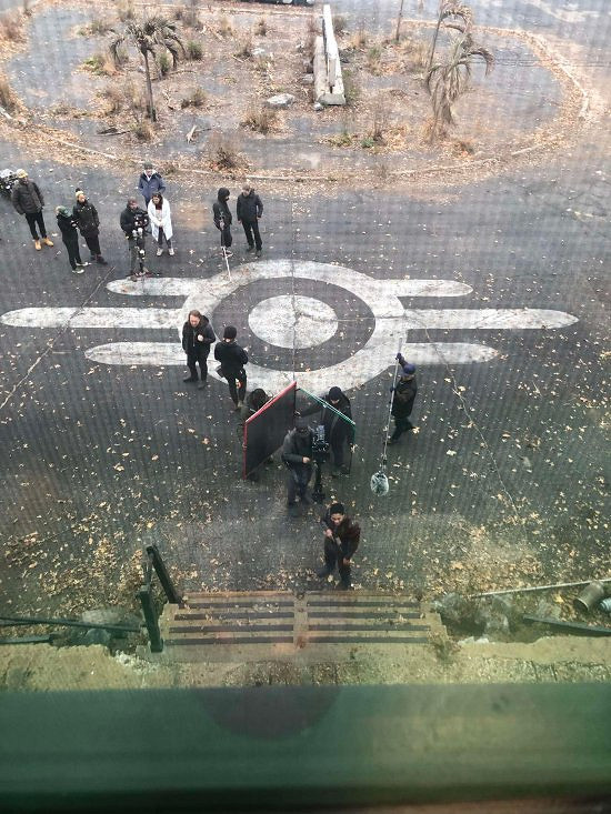 《輻射》真人劇室外場景照流出 疑似掠奪者演員入鏡