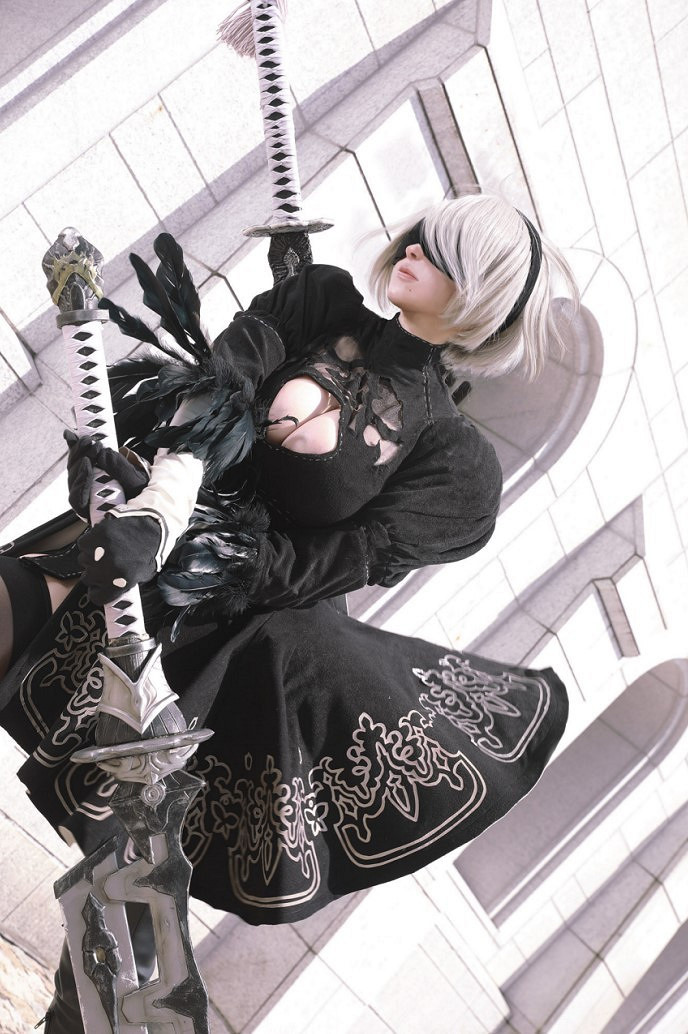 島國美女COS《尼爾》2B小姐姐 歐派大長腿超還原！