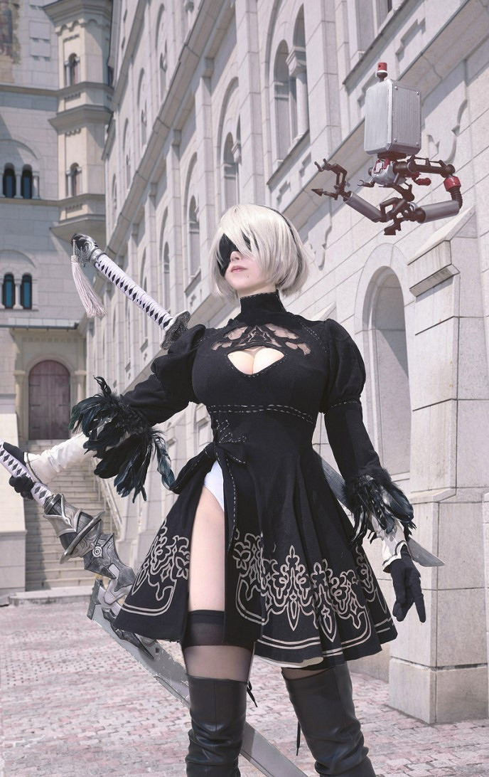 島國美女COS《尼爾》2B小姐姐 歐派大長腿超還原！