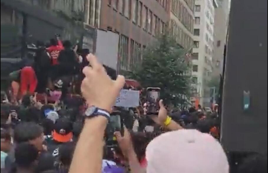 Twitch主播宣稱派送PS5引發騷亂後被紐約警方拘捕 Twitch主播宣稱派送PS5引發騷亂後被紐約警方拘捕