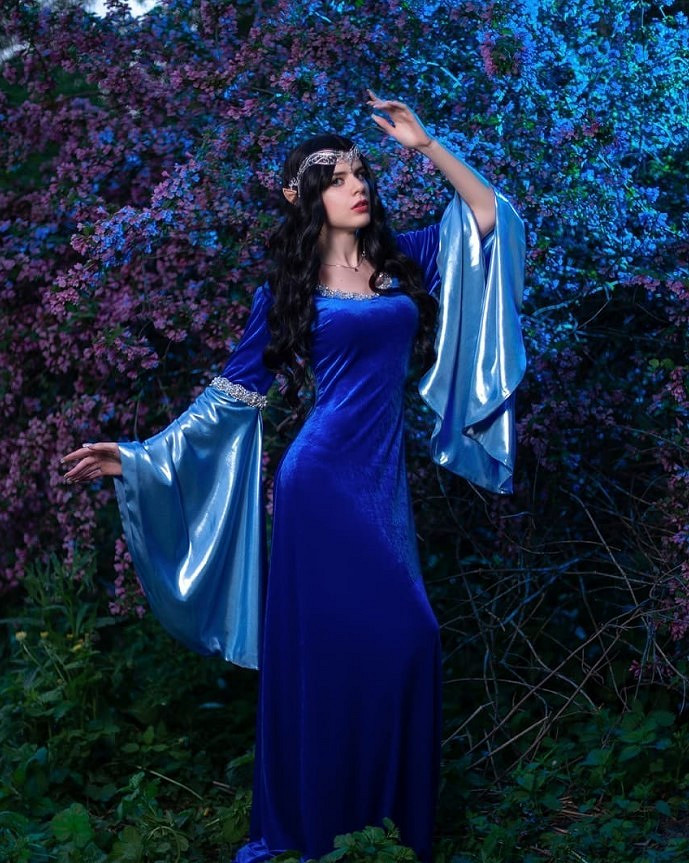 俄國小姐姐cos《巫師》特莉絲 一席長裙勾勒完美曲線