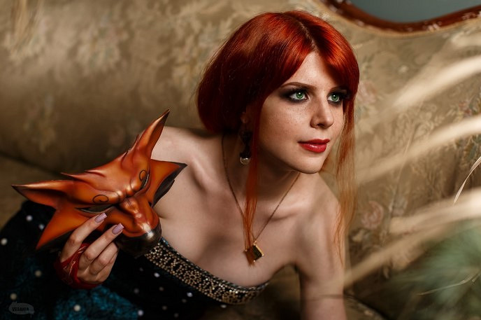 俄國小姐姐cos《巫師》特莉絲 一席長裙勾勒完美曲線