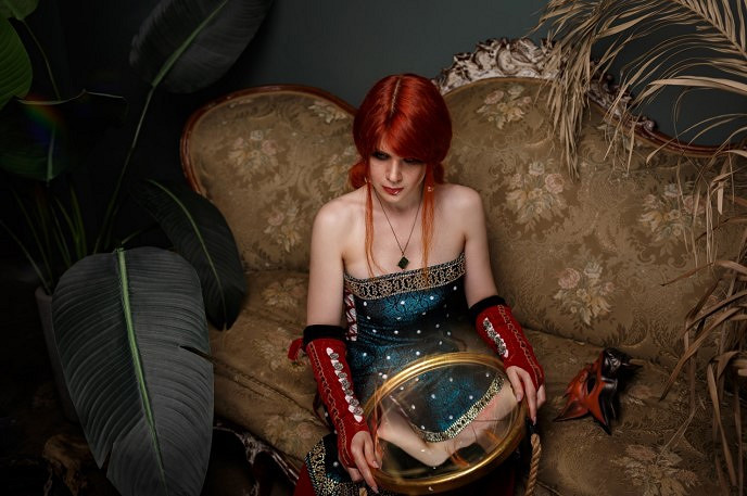 俄國小姐姐cos《巫師》特莉絲 一席長裙勾勒完美曲線