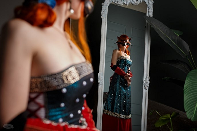 俄國小姐姐cos《巫師》特莉絲 一席長裙勾勒完美曲線