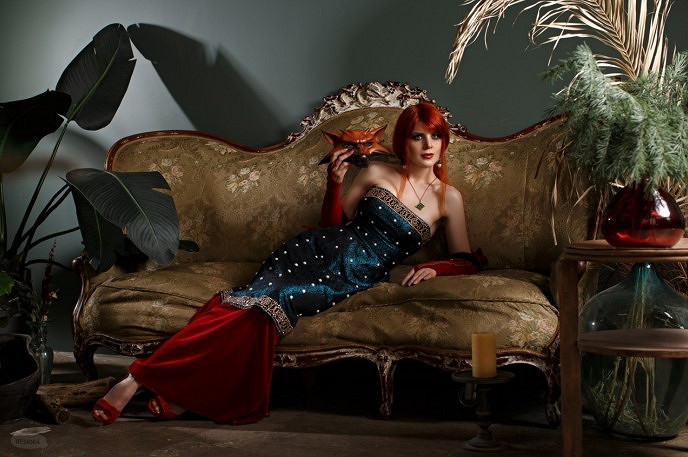 俄國小姐姐cos《巫師》特莉絲 一席長裙勾勒完美曲線