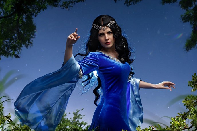 俄國小姐姐cos《巫師》特莉絲 一席長裙勾勒完美曲線