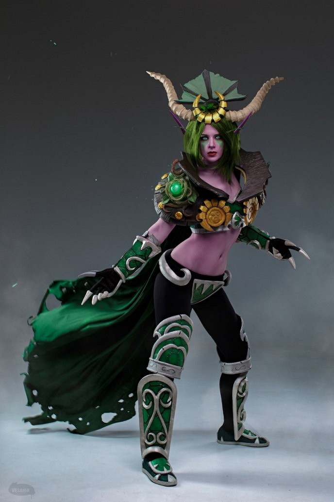 俄國小姐姐cos《巫師》特莉絲 一席長裙勾勒完美曲線