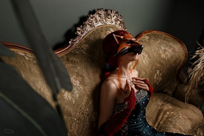 俄國小姐姐cos《巫師》特莉絲 一席長裙勾勒完美曲線