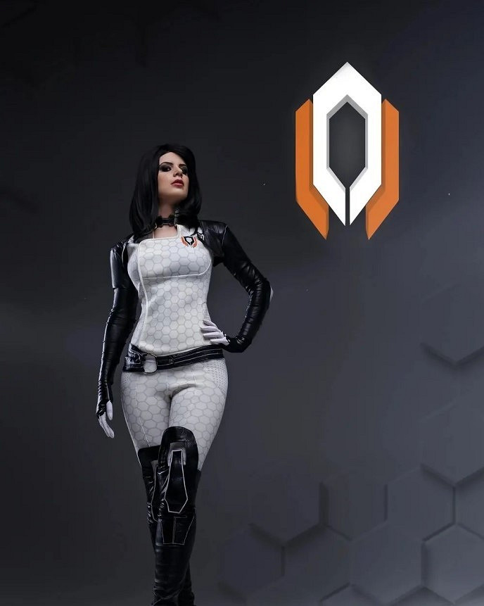 俄國小姐姐cos《巫師》特莉絲 一席長裙勾勒完美曲線