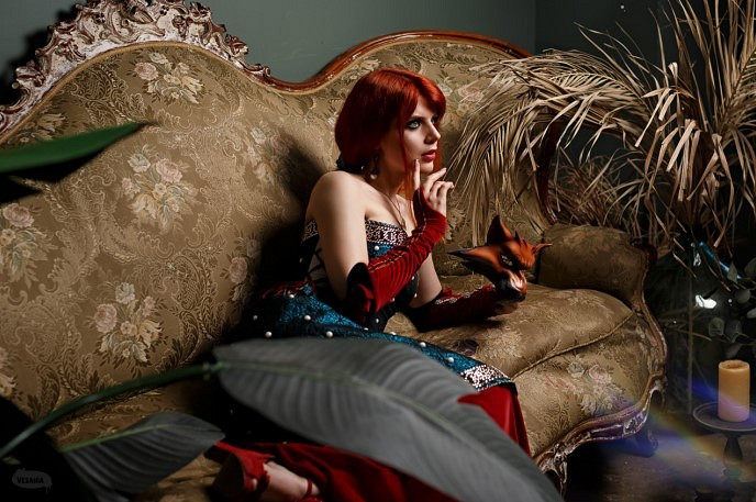 俄國小姐姐cos《巫師》特莉絲 一席長裙勾勒完美曲線