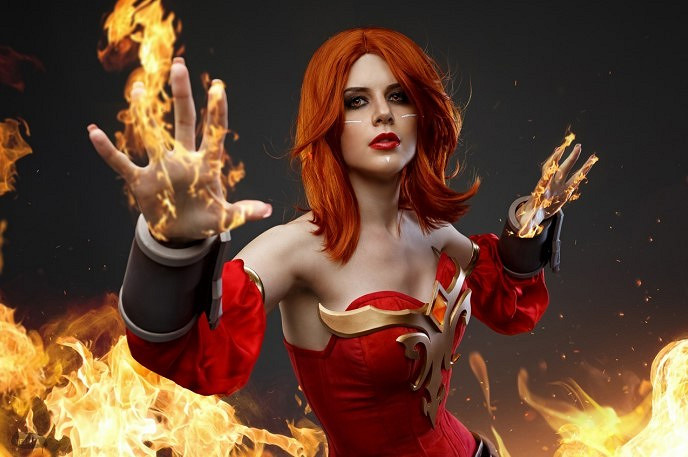 俄國小姐姐cos《巫師》特莉絲 一席長裙勾勒完美曲線