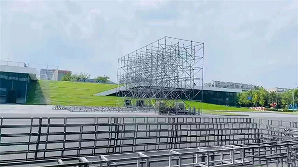 網友曝光《黑神話：悟空》線下試玩場地照：正在搭建