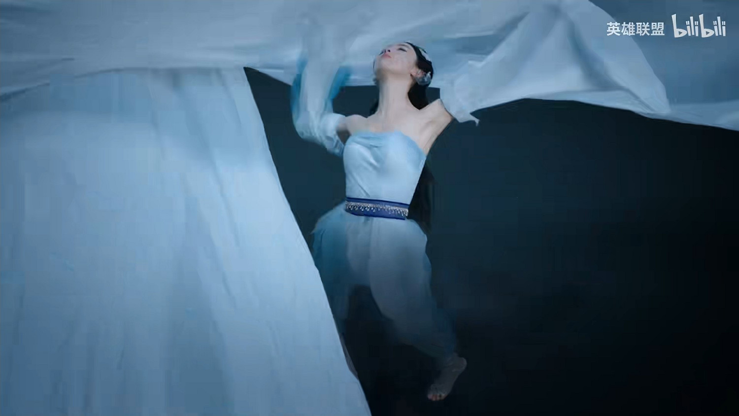 陳都靈成《英雄聯盟》代言人 和玉劍美人一起劍舞峽谷