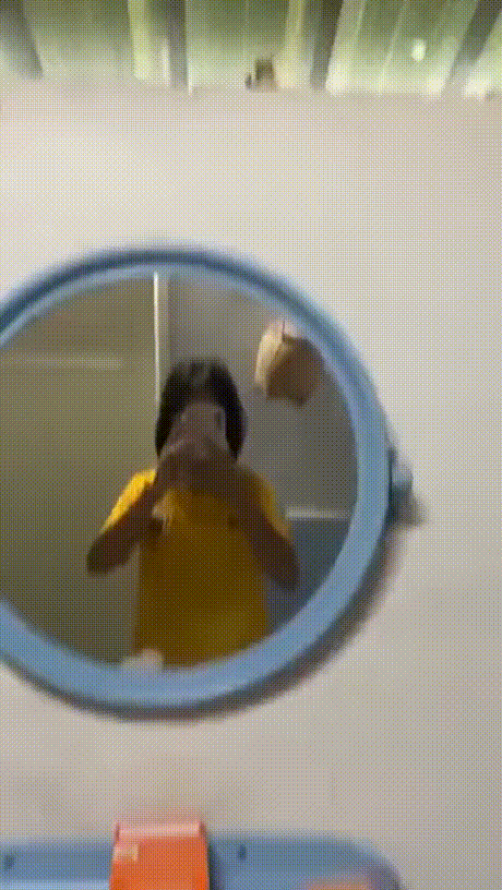 男子打劫只要妹子原味襪子 動圖 這個圖你一定喊臥槽