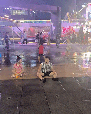 男子打劫只要妹子原味襪子 動圖 這個圖你一定喊臥槽