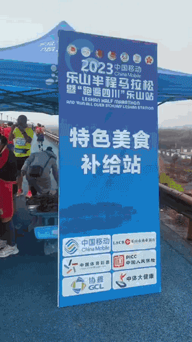 男子打劫只要妹子原味襪子 動圖 這個圖你一定喊臥槽