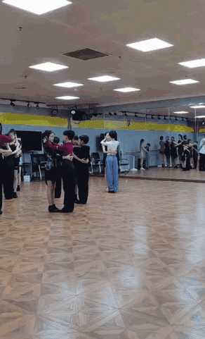 男子打劫只要妹子原味襪子 動圖 這個圖你一定喊臥槽