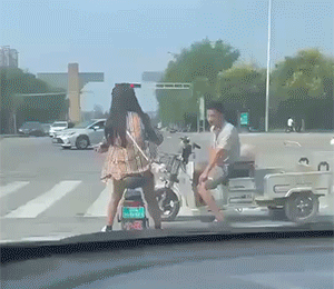 男子打劫只要妹子原味襪子 動圖 這個圖你一定喊臥槽