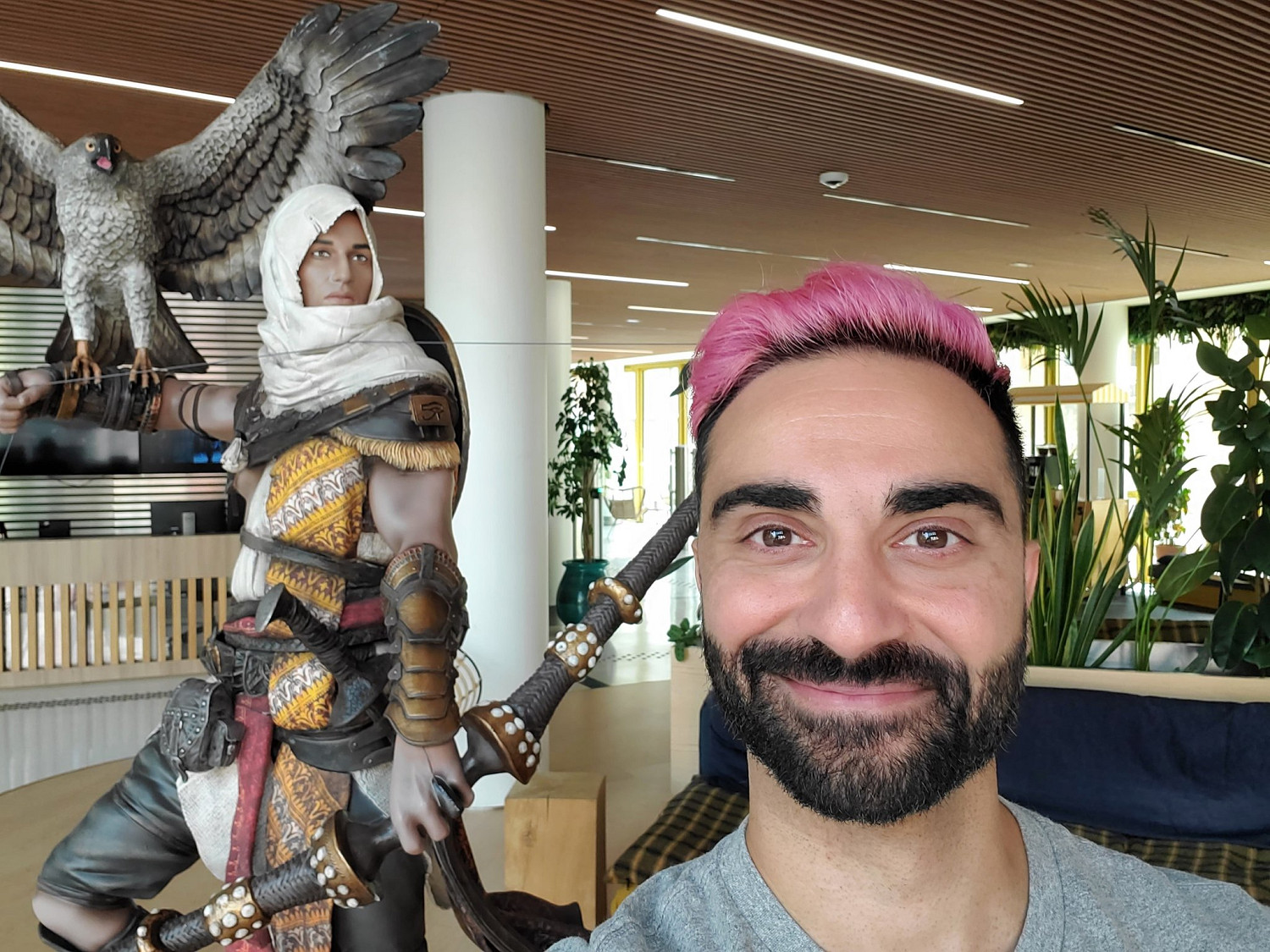 《刺客教條：幻景》主角演員參觀育碧大樓 粉毛很吸睛