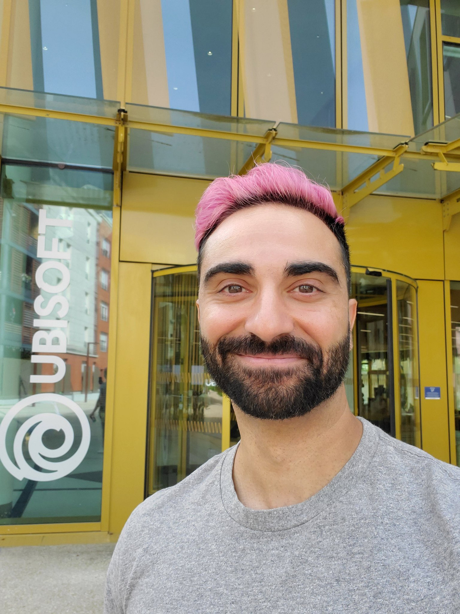 《刺客教條：幻景》主角演員參觀育碧大樓 粉毛很吸睛