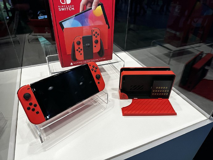 網友曬瑪利歐紅NS OLED實機照 10.6開賣,1888元! 網友曬瑪利歐紅NS OLED實機照 10.6開賣,1888元!