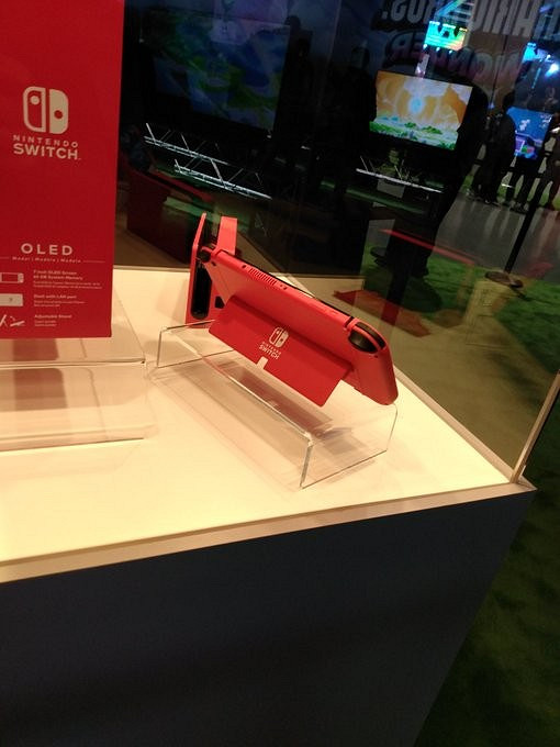 網友曬瑪利歐紅NS OLED實機照 10.6開賣,1888元! 網友曬瑪利歐紅NS OLED實機照 10.6開賣,1888元!