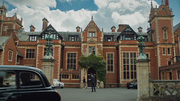 真人互動電影遊戲《島潮酒店》現已登錄全平台! 真人互動電影遊戲《島潮酒店》現已登錄全平台!