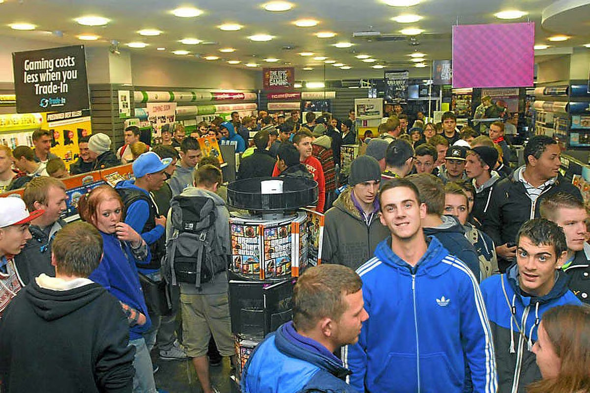 今天十周年!網友曬2013年排隊買《給他愛5》的舊照片 今天十周年!網友曬2013年排隊買《給他愛5》的舊照片