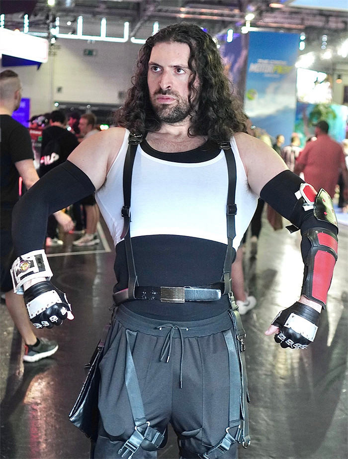 壯漢也有少女心!老外cos《FF7》"蒂法"驚呆工作人員 壯漢也有少女心!老外cos《FF7》"蒂法"驚呆工作人員