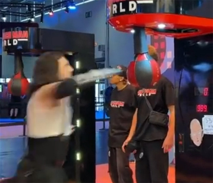 壯漢也有少女心!老外cos《FF7》"蒂法"驚呆工作人員 壯漢也有少女心!老外cos《FF7》"蒂法"驚呆工作人員