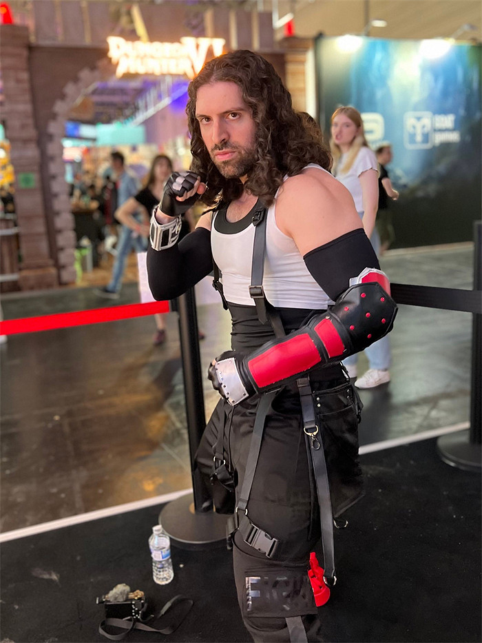 壯漢也有少女心!老外cos《FF7》"蒂法"驚呆工作人員 壯漢也有少女心!老外cos《FF7》"蒂法"驚呆工作人員