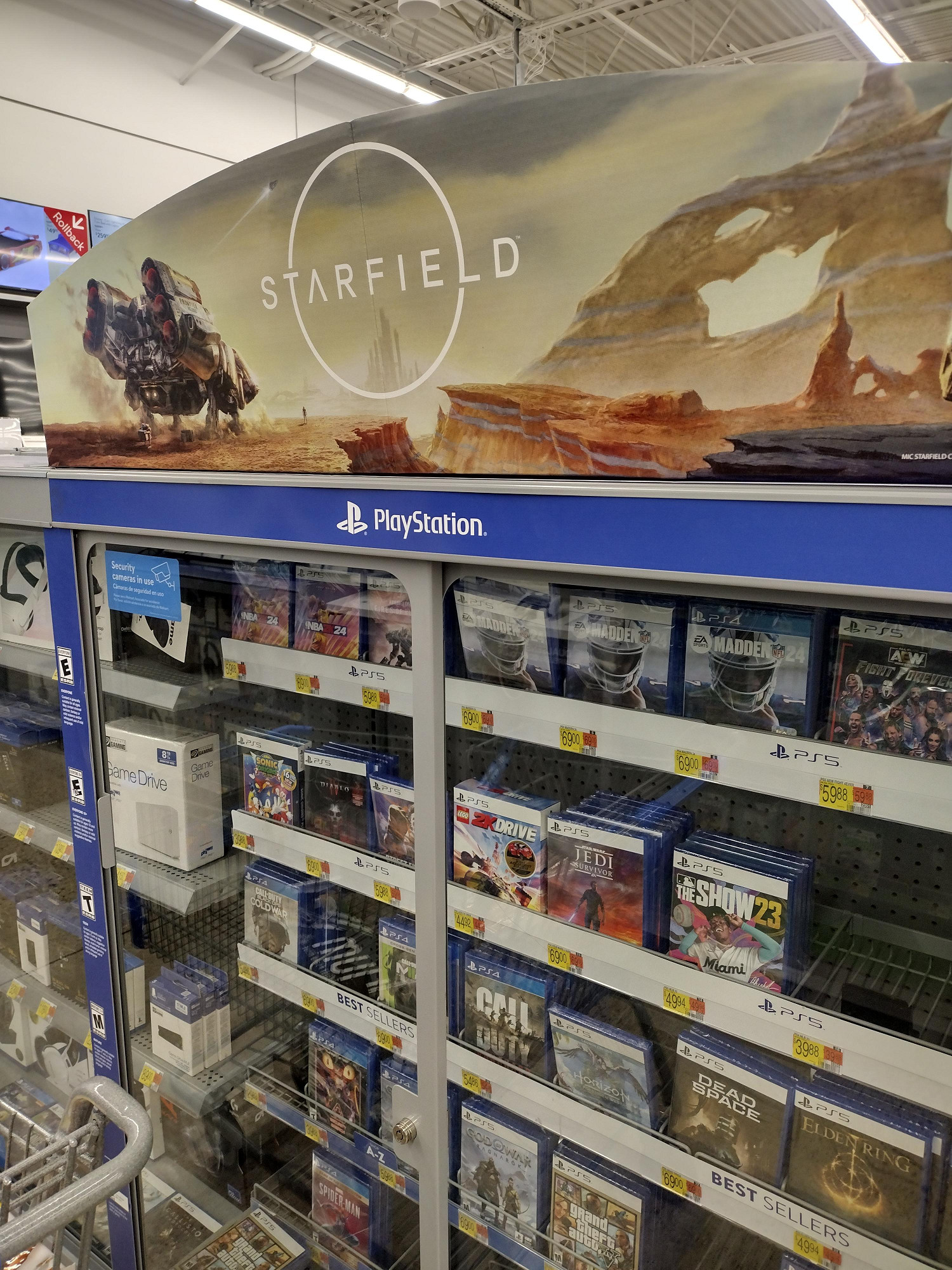 沃爾瑪懂營銷的!PS遊戲貨架上掛著《 星空》海報! 沃爾瑪懂營銷的!PS遊戲貨架上掛著《 星空》海報!