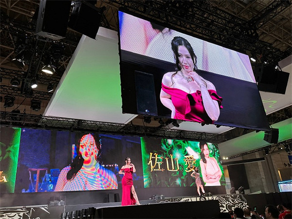 TGS23:《人中之龍8》展台火爆異常 夜店女郎吸引無數玩家 TGS23:《人中之龍8》展台火爆異常 夜店女郎吸引無數玩家