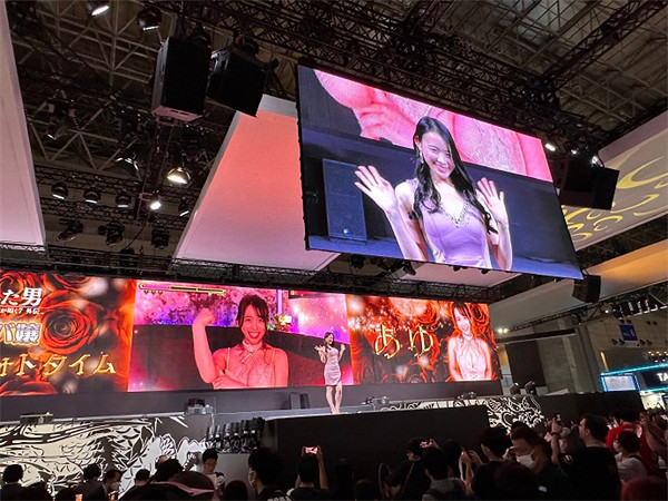 TGS23:《人中之龍8》展台火爆異常 夜店女郎吸引無數玩家 TGS23:《人中之龍8》展台火爆異常 夜店女郎吸引無數玩家