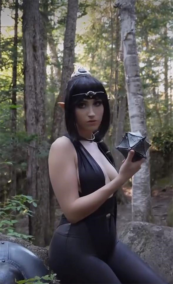 國外美女COS《博德3》影心影片：林間上演性感皮衣秀!